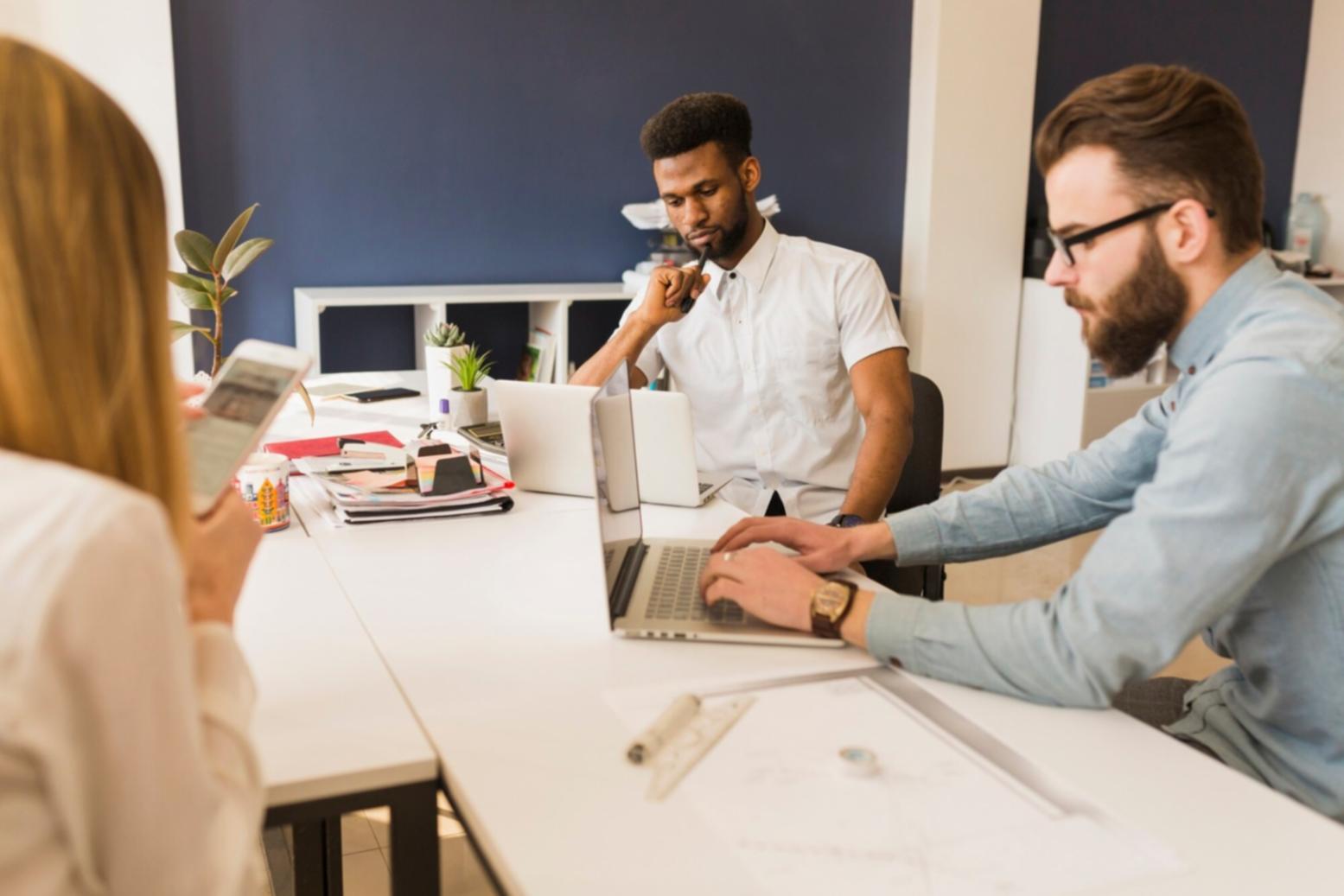 Geschäftsteam bei der Finanzplanung mit Laptops und Dokumenten